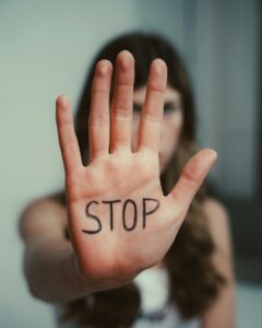 femme qui tend la main pour signifier stop