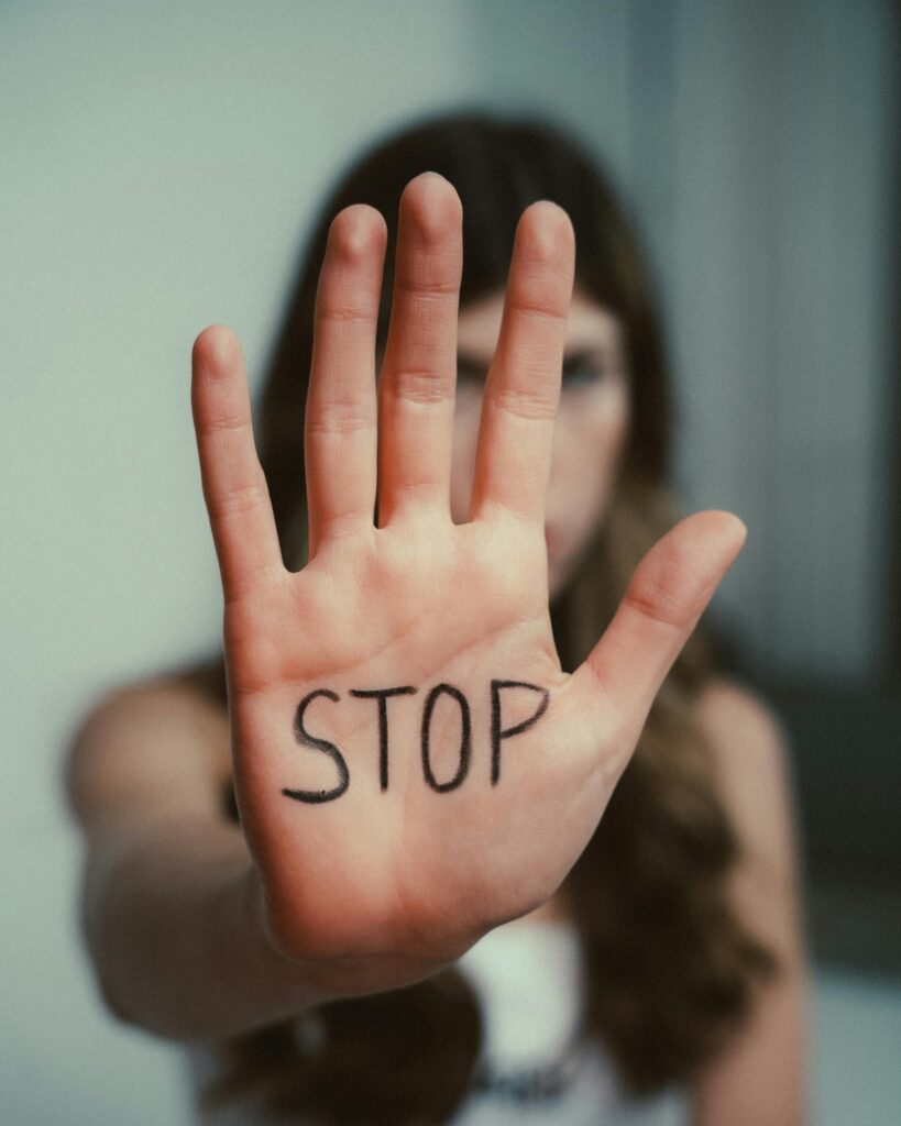 femme qui tend la main pour signifier stop